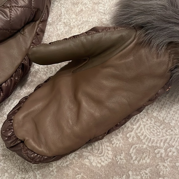 Brand New UGG Quilted All Weather Touchscreen Mittens Leather Palm Real Fur Cuff - Picture 6 of 16